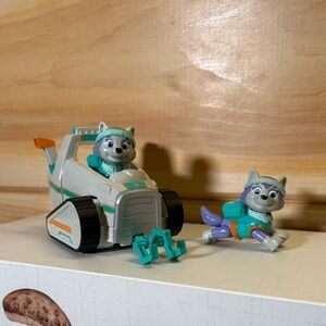 Paw Patrol Everest with vehicle and 2 characters.